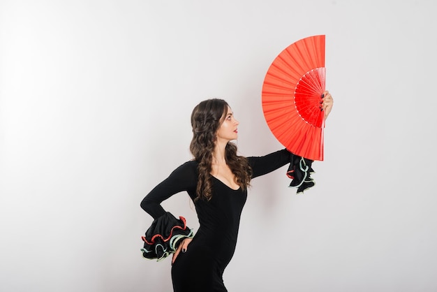 Photo portrait d'une belle jeune femme dansant le flamenco en studio