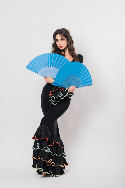 Portrait De La Belle Jeune Femme Danse Flamenco Avec Ventilateur En Studio