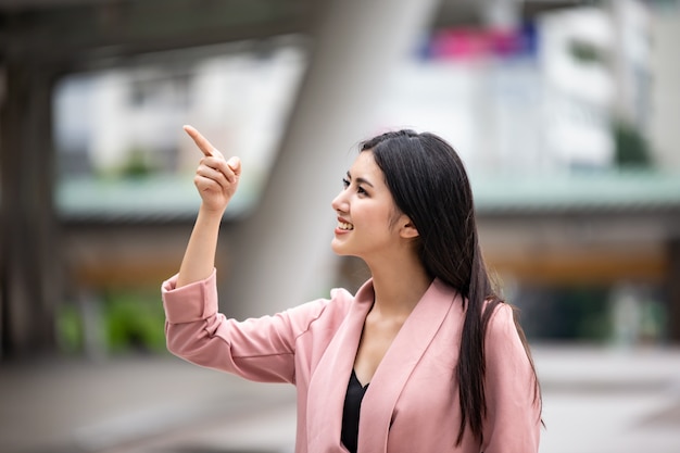 Portrait, de, belle, jeune femme, debout, contre, arrière-plan flou, regarder loin, à, c