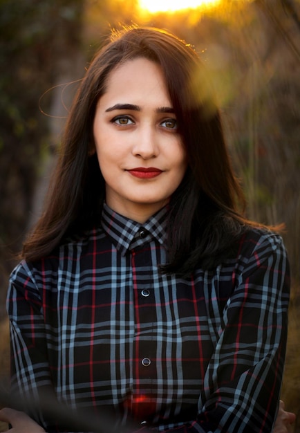 Portrait d'une belle jeune femme debout à l'extérieur