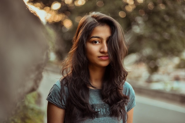 Portrait d'une belle jeune femme debout à l'extérieur