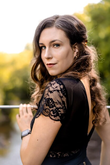 Photo portrait d'une belle jeune femme debout à l'extérieur