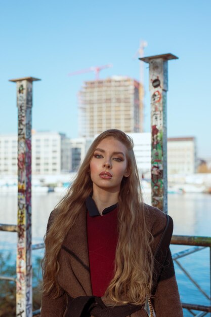 Photo portrait d'une belle jeune femme debout à l'extérieur