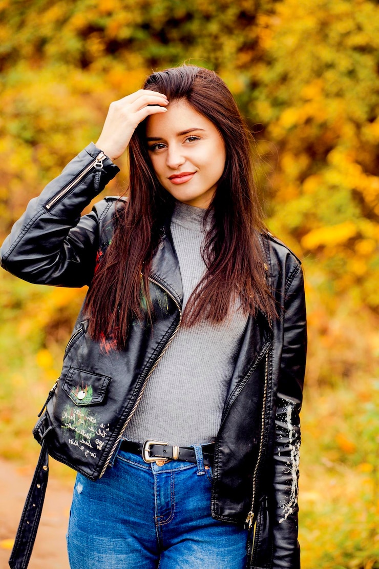 Photo portrait d'une belle jeune femme debout à l'extérieur