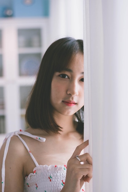 Portrait d'une belle jeune femme debout à la maison