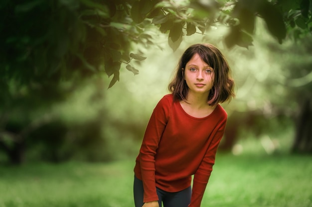 Photo portrait d'une belle jeune femme debout sur la terre ferme