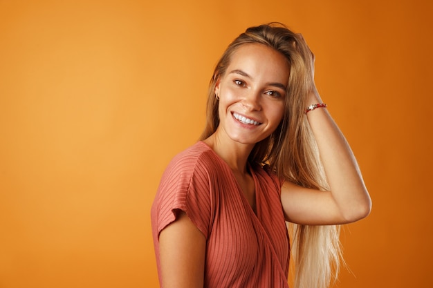 Portrait d'une belle jeune femme décontractée aux longs cheveux blonds