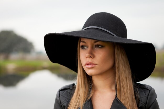 Photo portrait d'une belle jeune femme détournant le regard sur un fond blanc