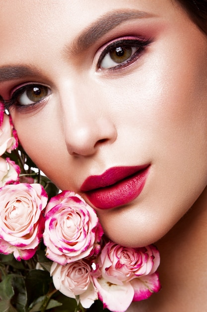 Portrait de la belle jeune femme avec du maquillage élégant