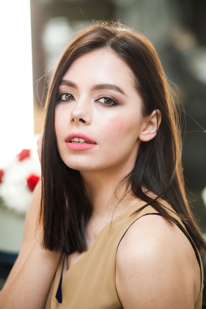 Portrait de la belle jeune femme avec du maquillage