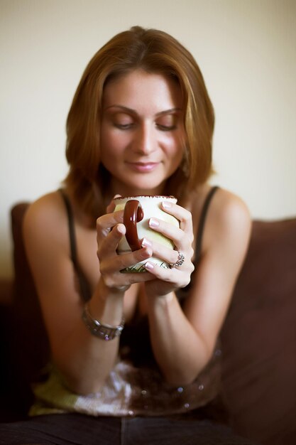 Portrait de belle jeune femme avec du thé