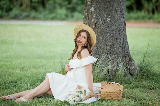 Portrait d'une belle jeune femme enceinte dans la nature