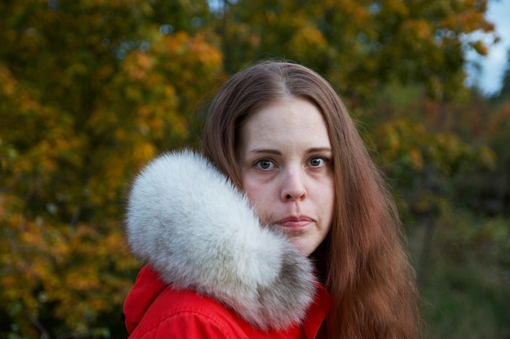Photo portrait d'une belle jeune femme à l'extérieur