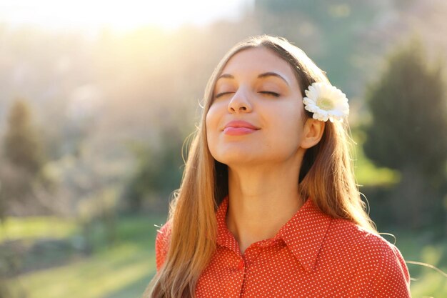 Portrait d'une belle jeune femme à l'extérieur