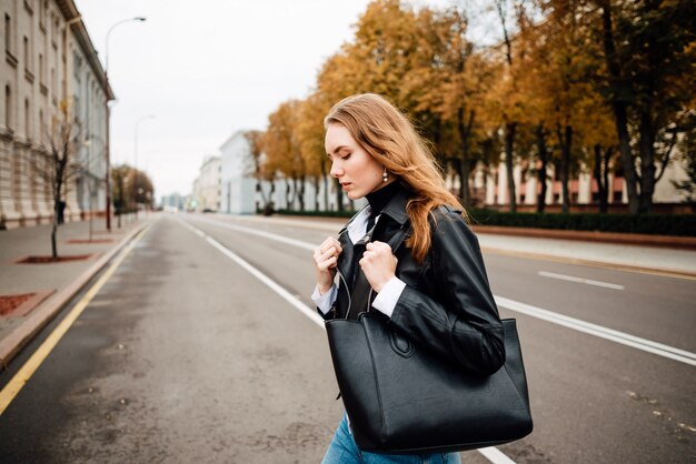 Portrait d'une belle jeune femme à l'extérieur