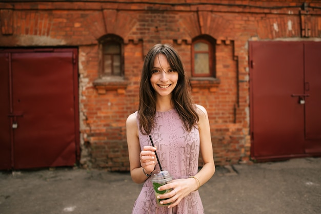 Portrait d'une belle jeune femme à l'extérieur