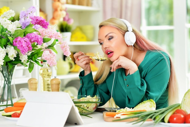 Portrait de belle jeune femme faisant cuire dans la cuisine