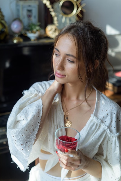 Portrait d'une belle jeune femme La femme regarde sur le côté