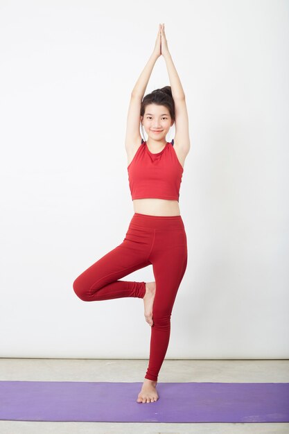 Portrait de la belle jeune femme fitness yoga position d'exercice d'échauffement