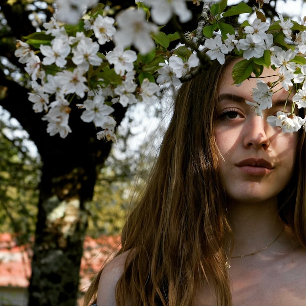 Portrait d'une belle jeune femme avec une fleur rouge