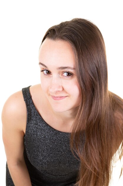 Portrait de belle jeune femme sur fond blanc