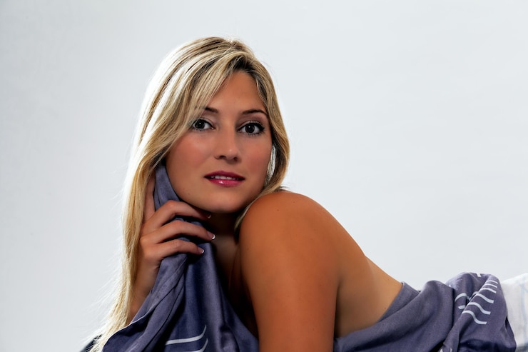 Photo portrait d'une belle jeune femme sur un fond blanc