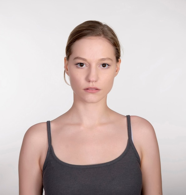 Portrait d'une belle jeune femme sur fond blanc.