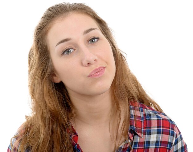 Photo portrait d'une belle jeune femme sur un fond blanc