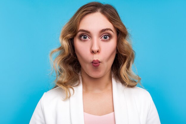 Photo portrait d'une belle jeune femme sur fond bleu