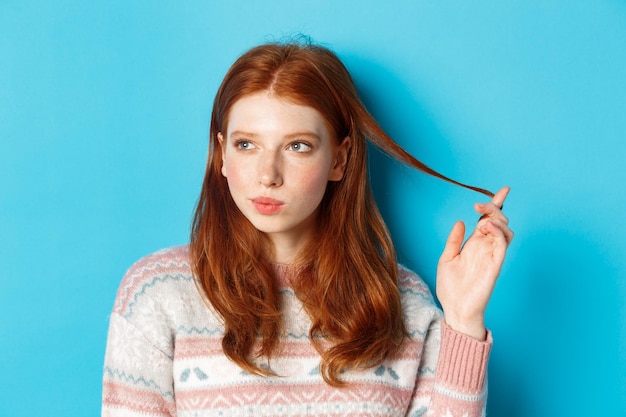 Photo portrait d'une belle jeune femme sur un fond bleu