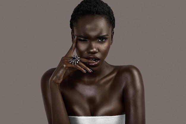 Photo portrait d'une belle jeune femme sur un fond gris