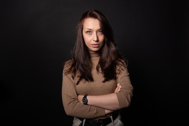 Photo portrait d'une belle jeune femme sur un fond noir