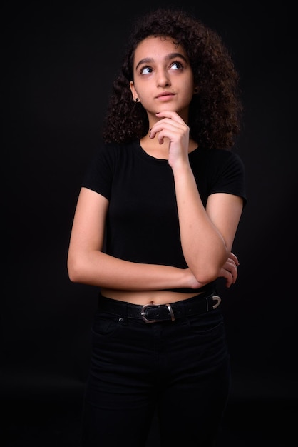 Photo portrait d'une belle jeune femme sur fond noir