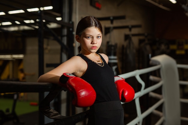 portrait d'une belle jeune femme en gants de boxe en formation