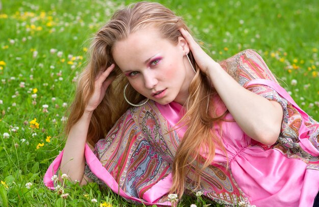 Portrait d&#39;une belle jeune femme sur l&#39;herbe en été