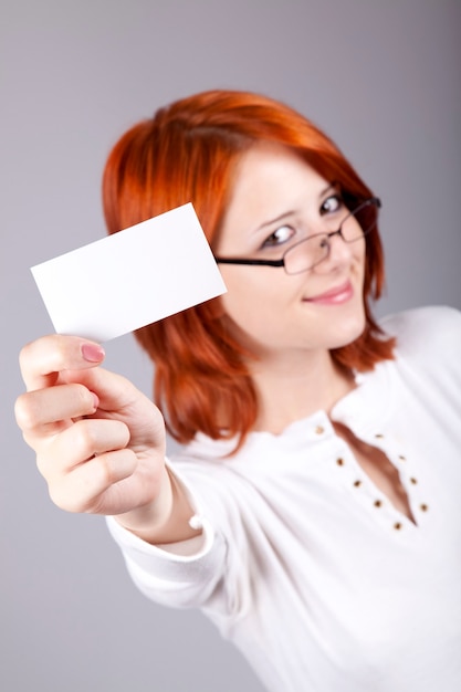 Portrait d'une belle jeune femme heureuse avec carte blanche vierge