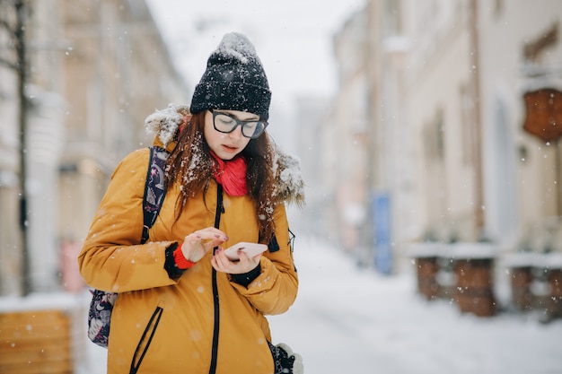 Portrait de la belle jeune femme heureuse avec smartphone