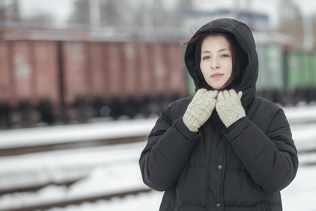 Portrait d'une belle jeune femme en hiver