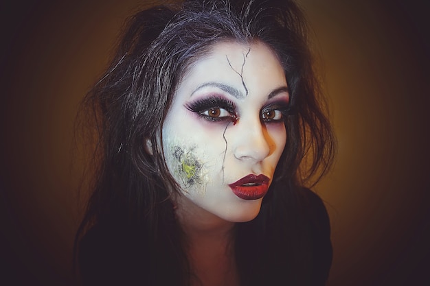 Portrait d'une belle jeune femme à l'image d'une sorcière ou d'un vampire à l'Halloween