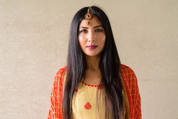 Portrait de belle jeune femme indienne portant des vêtements traditionnels à l'extérieur