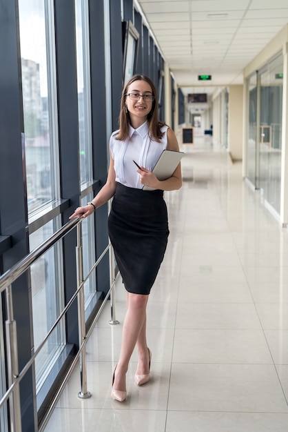 Portrait d'une belle jeune femme à l'intérieur du centre d'affaires. Lieu de travail