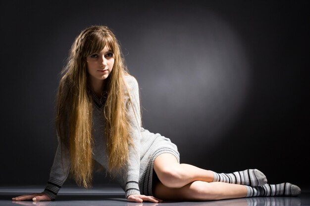 Photo portrait belle jeune femme isolée jn blanc