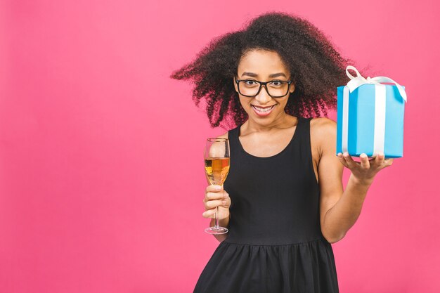 Portrait de la belle jeune femme avec des lunettes