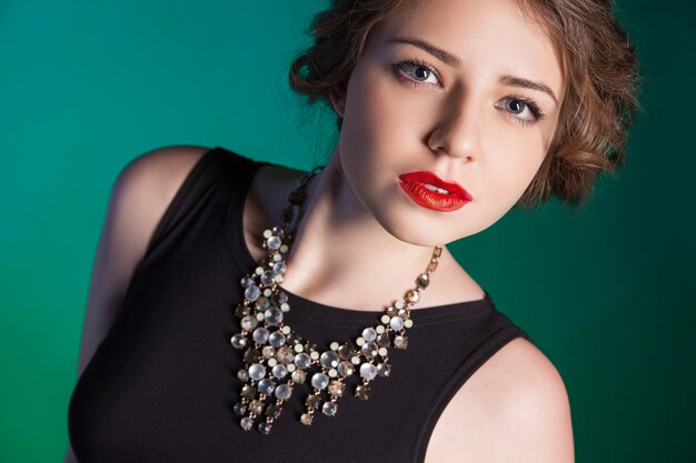 Portrait de belle jeune femme avec le maquillage de soirée