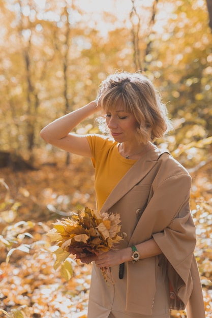 Portrait de la belle jeune femme marchant à l'extérieur en automne. Saison d'automne et concept de fille élégante.