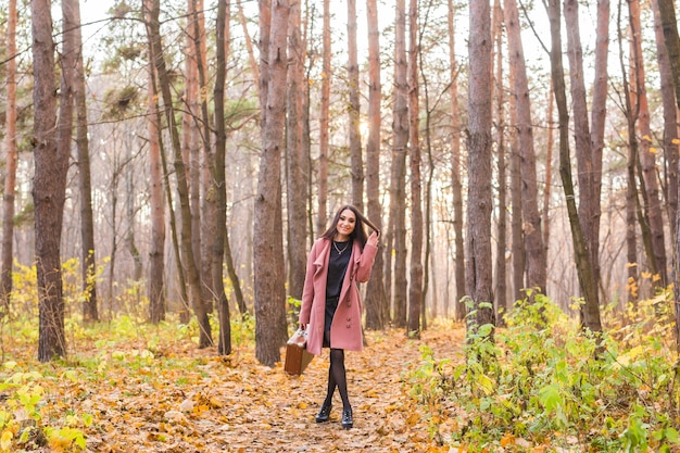 Portrait de la belle jeune femme marchant à l'extérieur à l'automne.