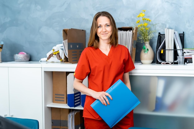 Portrait d'une belle jeune femme médecin debout près de son bureau Concept médical et de soins de santé