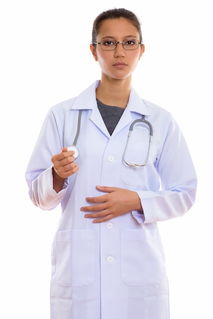 Portrait de la belle jeune femme médecin avec des lunettes