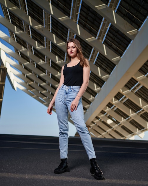 Portrait d'une belle jeune femme à la mode