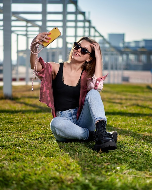 Portrait d'une belle jeune femme à la mode